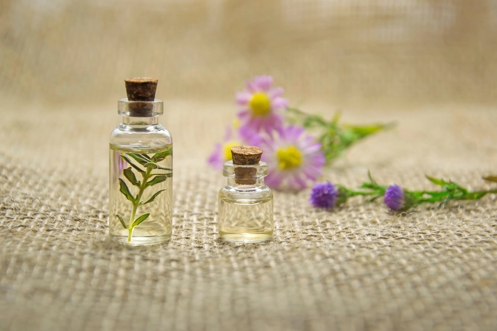 精油のボトルと草花